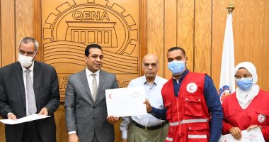 نائب محافظ قنا يكرم متطوعى جمعية الهلال الأحمر لمشاركتهم الفعالة فى صقر 87