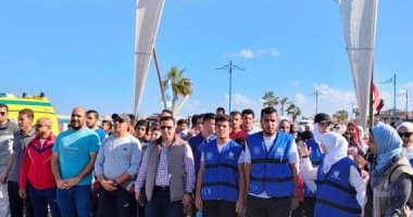200 شاب وفتاة يشاركون في ماراثون للجرى بكورنيش مطروح.. صور