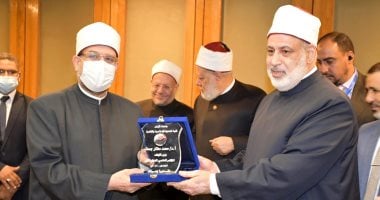كلية الدعوة تهدى درعها لوزير الأوقاف تقديرًا لجهوده فى نشر الفكر الوسطى