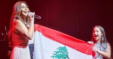 إليسا تبدأ حفلها بمسرح الأولمبيا بـ"احكيلى عن بلدى" وترفع علم لبنان.. فيديو