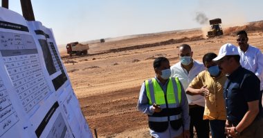 محافظ أسوان يتابع معدلات تنفيذ مشروعات ازدواج الطرق بطول 350كم.. صور