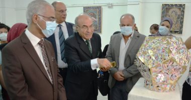 رئيس جامعة بورسعيد يفتتح معرضا فنيا لـ"تدوير مخلفات الخشب".. صور 