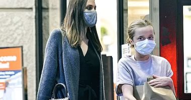 أنجلينا جولى بصحبة ابنتها لشراء مستلزمات المنزل فى سوق بسيط
