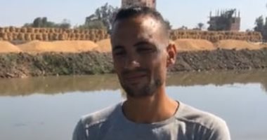 شهامة شاب تنقذ حياة 5 أشخاص من الغرق.. "محمود" كاد يفقد حياته لينقذ أسرة سقطت بها سيارة بالرياح التوفيقى.. ويروي: الناس كانوا يشاهدون مكتوفي الأيدي.. ولم أتردد لحظة فى إنقاذهم من الموت
