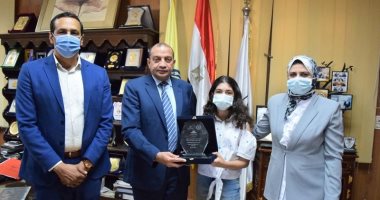 رئيس جامعة بني سويف يسلم درع التعليم العالي لأسرة الراحل الدكتور علي البحراوى