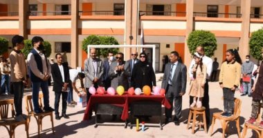 محافظ مطروح يكرم معلم مبادرة "كروت الأخلاق" ومديرة المدرسة والطلاب المتميزين