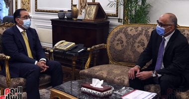 رئيس الوزراء يستعرض مع محافظ البنك المركزى ملفات العمل المشتركة.. صور