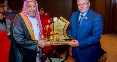 منح متحف كنوز المعرفة درعًا لـ الأثريين العرب تقديرًا لجهود الاتحاد فى خدمة وحماية التراث