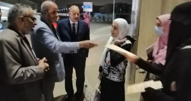 رئيس جامعة الأزهر يتفقد المدينة الجامعية للطالبات ويوزع عليهن الهدايا الرمزية