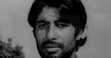 أميتاب باتشان يستعيد ذكرى عرض أول أفلامه السينمائية بصورة عمرها 52 سنة