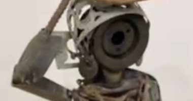 الحديد فى إيدها عجين.. أمنية تحول الخردة إلى تماثيل مبهرة "فيديو"