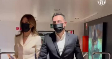 تشافي يصل كامب نو برفقة زوجته لتقديمه مدرباً لبرشلونة.. فيديو