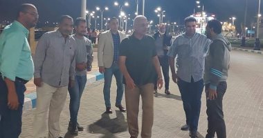 جولة ليلية لمحافظ السويس بشارع الجلاء والممشى والكورنيش.. صور