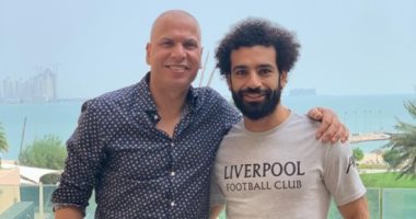 محمد صلاح والننى ومصطفى محمد على دكة المنتخب أمام الجابون