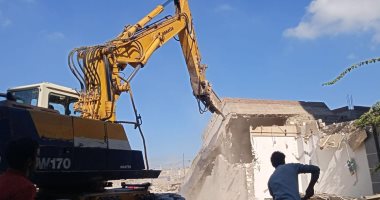 إزالة 4 عقارات و 16 محلا و 3 أكشاك مخالفة للتعدى على خط التنظيم بالإسكندرية