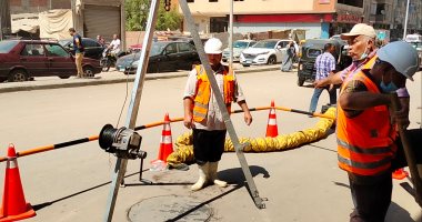 الجيزة تواجه سرقة أغطية بلاعات الصرف الصحى بشبكات لحماية المارة من السقوط.. "اليوم السابع" يرصد تجربة عملية بشوارع الوراق.. ورئيس الشركة: ركبنا 20 ألف غطاء كمرحلة أولى وتتحمل 500 كم.. صور