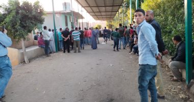 تشييع جثمان شاب طعنه عاطل بسبب لعب الدومينو في بنها.. لايف وصور