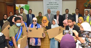 رئيس جامعة الأقصر يشهد حفل توزيع أجهزة لاب توب للطلاب ذوي الهمم بكلية الألسن.. صور