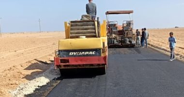 تنفيذ أعمال رصف طرق لربط التجمعات الصحراوية غرب مطروح بالطرق الرئيسية