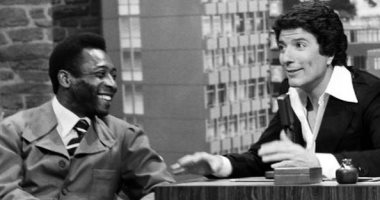 بيليه يسترجع الذكريات بلقطات من مشاركته في برنامج Tonight Show عام 1975.. صور