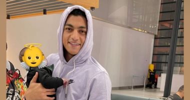 مصطفى محمد بصحبة ابنه بعد وصوله إلى القاهرة قبل الانضمام للمنتخب