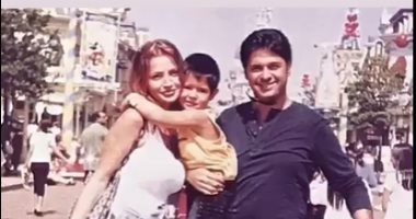 راغب علامة فى صورة نادرة بمرحلة الشباب مع زوجته وابنه خالد خلال نزهة عائلية