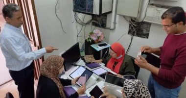 المدارس تفعل أجهزة التابلت لطلاب الصف الأول الثانوى العام بعد تسلميه