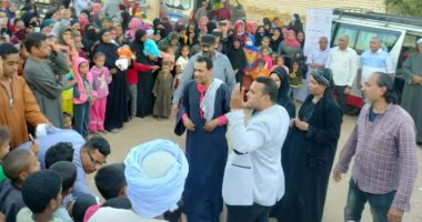 قرى حياة كريمة بمدينة إسنا تشهد العرض المسرحي "2 كفاية" للتوعية السكانية