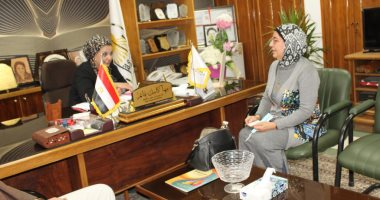 جامعة أسيوط تكرم رئيس وحدة علاج مرض التليف التكيسى بجامعة ميتشجان