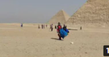 القفز بالمظلات بقى أعلى الأهرامات.. أعظم مغامرة بين عجائب الدنيا الـ 7
