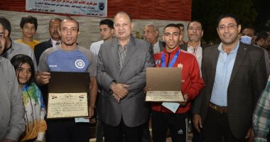 محافظ أسيوط يكرم اللاعب محمود عمار لحصوله على فضية ببطولة البحر الأبيض للمصارعة