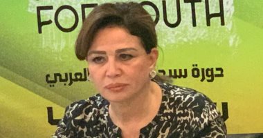 إلهام شاهين تقف دقيقة حداد على أحمد خليل خلال ندوة توقيع كتابها بشرم الشيخ