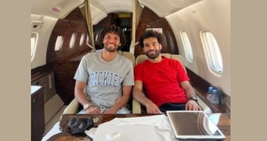 الننى ينشر صورة مع محمد صلاح فى الطائرة الخاصة ويعلق: رحلتنا بدأت من 15 سنة