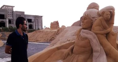 فن السهل الممتنع.. "أبانوب" يحترف النحت على الرمال والتماثيل تعيش سنة