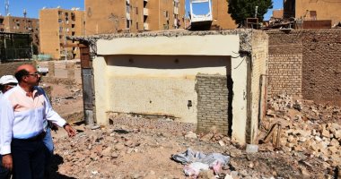 محافظ أسوان يحيل صاحب تعدى بمنطقة الشلال إلى النيابة.. فيديو