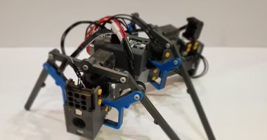 روبوتات نمل مطبوعة 3D يمكنها المشى فوق النباتات وطلب المساعدة