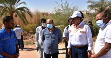 أصحاب المصانع بالمنطقة الصناعية فى أسوان يشكون ضعف المياه.. والمحافظ يستجيب