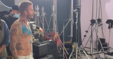 بيكهام يستغل مهاراته فى رسم شجرة الكريسماس بالكرة والألوان على حائط.. فيديو