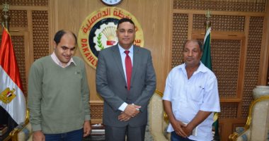 محافظ الدقهلية يستقبل الابن الكفيف التائه منذ 21 سنة بعد مطابقة تحليل الـDNA.. لايف