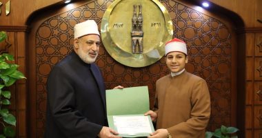 وكيل الأزهر يكرم الطلاب المتميزين فى تلاوة القرآن الكريم والإنشاد الدينى.. صور