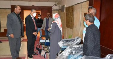 محافظ سوهاج يسلم 5 كراسى متحركة للأشخاص ذوى الإعاقة
