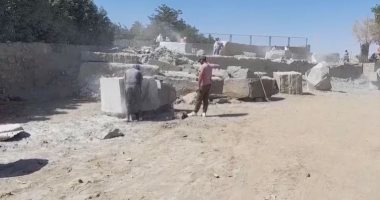 "فنون عالمية".. سمبوزيوم أسوان الدولى لفن النحت.. 12فنانا منهم 4 أجانب يشاركون بـ"درة النيل.. المشاركون: مهمتنا توصيل رسالة للعالم عبر الفن.. تحدى هذا العام فى حجم القطع الأكبر للجرانيت. فيديو