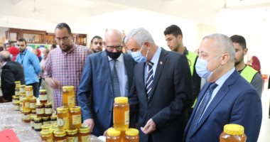 رئيس جامعة المنوفية ورئيس الهيئة القومية لسلامة الغذاء يفتتحان معرضا لمنتجات كلية الزراعة