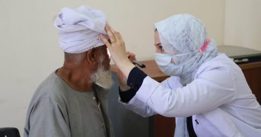 الكشف والعلاج المجانى لـ 820 مواطنًا فى قافلة طبية ضمن "حياة كريمة" فى قنا