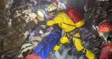 240 شخصا ينقذون بريطانيا عالقا داخل كهف بعد 3 أيام من الحصار 