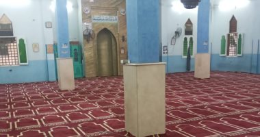 الانتهاء من فرش مسجد الطاهر الحامدى بالكرنك بمدينة الأقصر بالسجاد.. صور