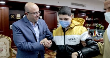اليوم السابع نشر قصته.. محافظ بنى سويف يكرم الطفل المعجزة "أحمد رمضان"