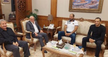 محافظ بورسعيد يلتقي بالمدير الفني للنادي المصري ومدير الكرة ويؤكد استمرار دعمه لفريق للكرة