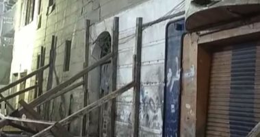 هبوط أرضى وتصدعات وانهيار جزئى بمنزل قديم فى المحلة.. بث مباشر