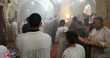 الأقصر تشهد انطلاق احتفالات المولد السنوى لدير الشهيد مارجرجس بجبل الرزيقات.. خروج أول زفة وطواف الشمامسة بساحة الدير وتأدية صلاة عشية بالكنيسة الأثرية.. وخطة أمنية محكمة لخدمة الزوار خلال الاحتفالات